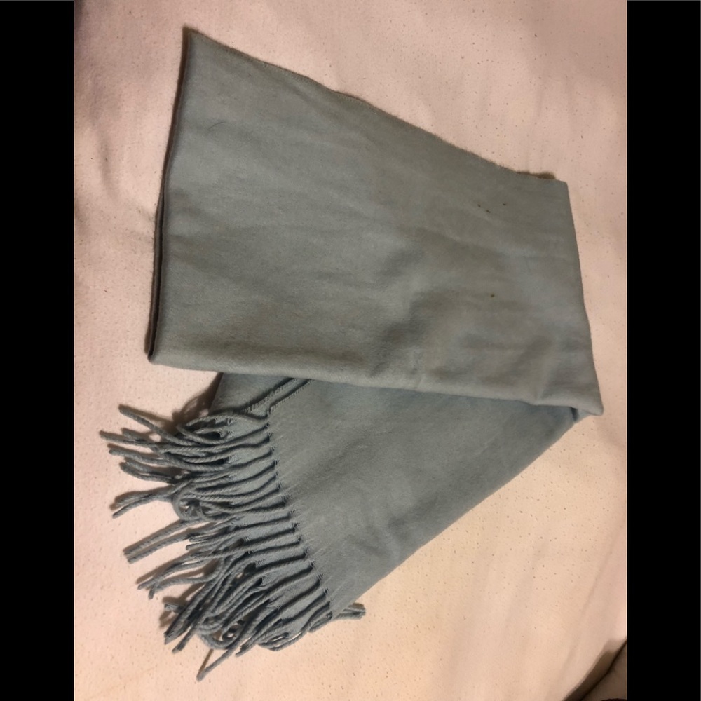 Ladies gray scarf
